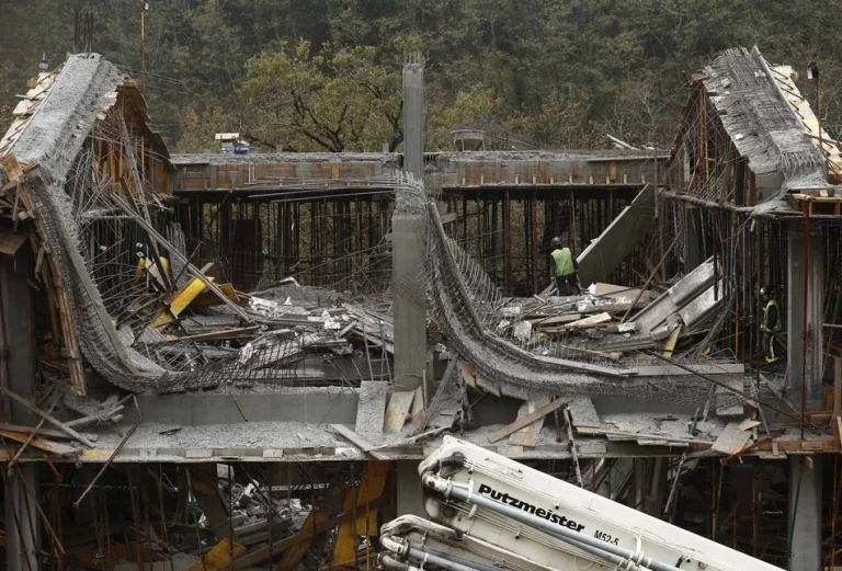 Un muerto y tres heridos al derrumbarse un Edificio en Dantxarinea (Navarra).