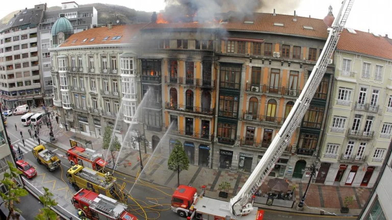 Muere un Bombero en el derrumbe de un Edificio en Oviedo.
