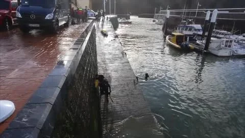 Muere un trabajador al caer con su furgoneta al puerto de Armintza