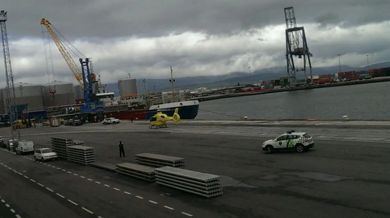 Muere un estibador tras ser arrollado por una carretilla en el puerto de Vilagarcía