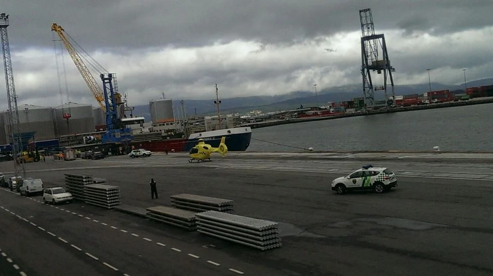 Muere un estibador tras ser arrollado por una carretilla en el puerto de Vilagarcía.