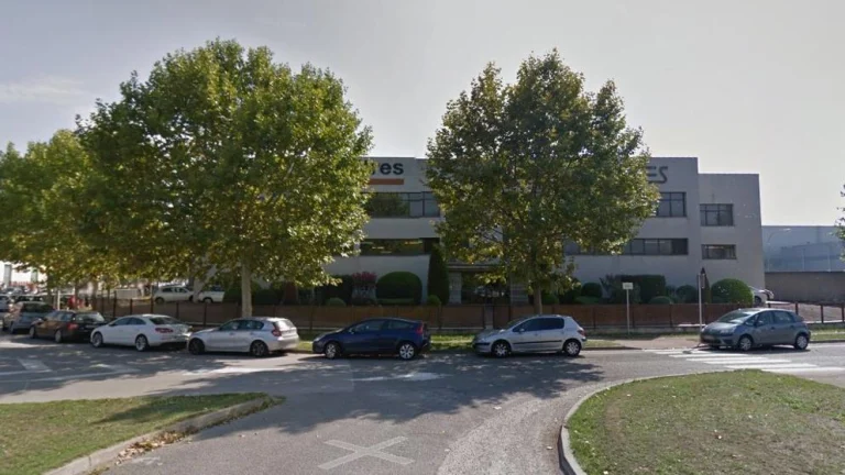 Muere un trabajador al quedar atrapado por una máquina en una Fábrica de Muebles de Oficina (Vic)