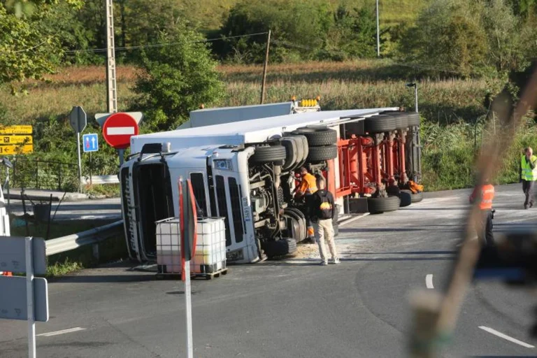 Herido tras volcar el camión frigorífico que conducía en Hondarribia