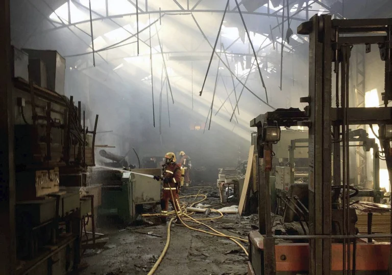Cinco heridos por una explosión en una fábrica de maderas de Albal (Valencia).