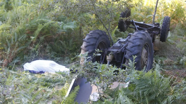 Fallece tras quedar atrapado bajo un tractor en Xeve, Pontevedra.
