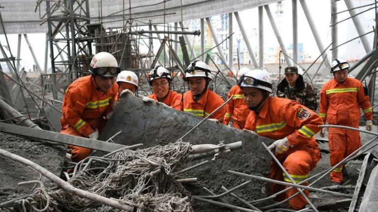Ascienden a 74 los muertos por el derrumbe de una obra en China