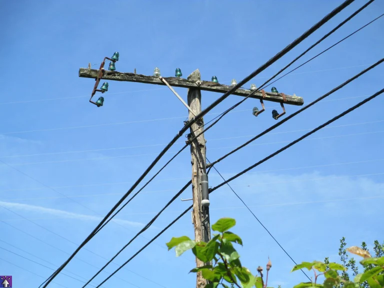Fallece un trabajador que colocaba postes telefónicos en Zaldibia
