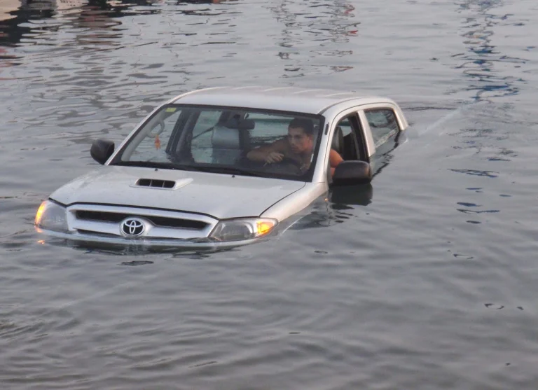 Cómo escapar de un coche que se está hundiendo.