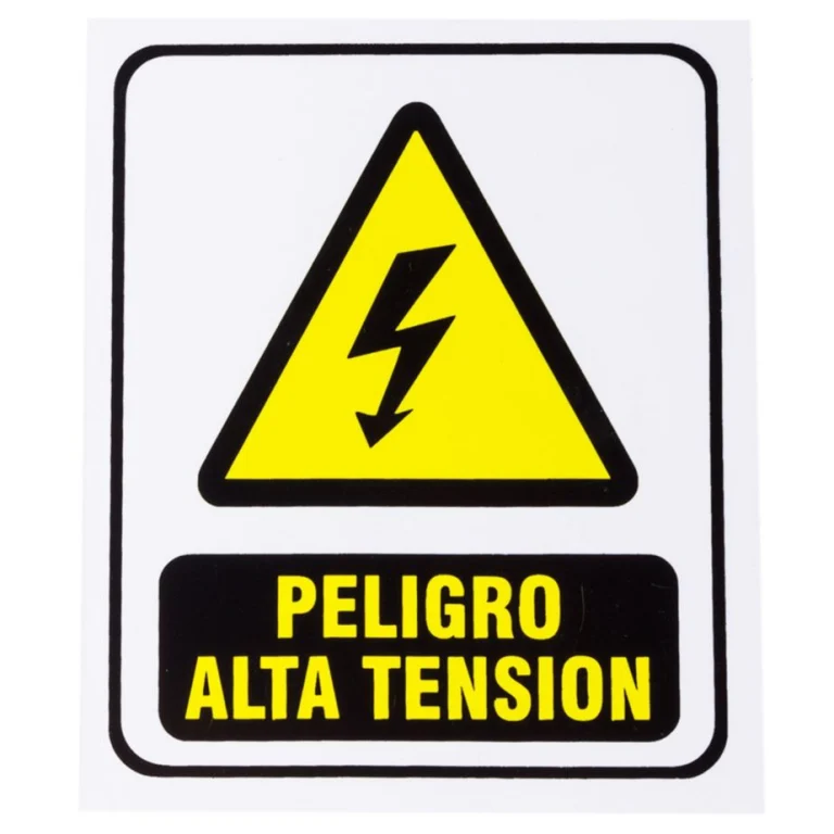 Electrocutado un camionero por chocar con un cable.