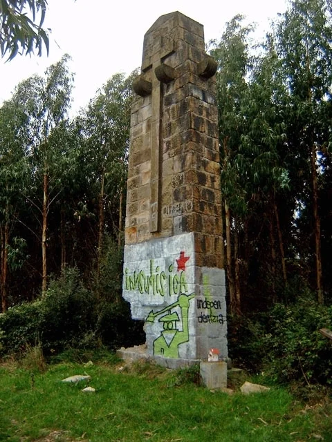 Cuatro heridos en el derribo de una cruz franquista en Larrabetzu.