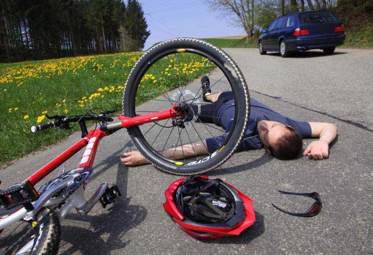 La técnica «holandesa» que ayuda a evitar accidentes con ciclistas (doored – dooring).