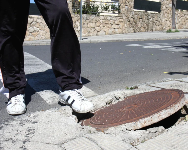 Indemnización reducida en 30.000 euros por una caída en la calle por ir mirando el móvil.
