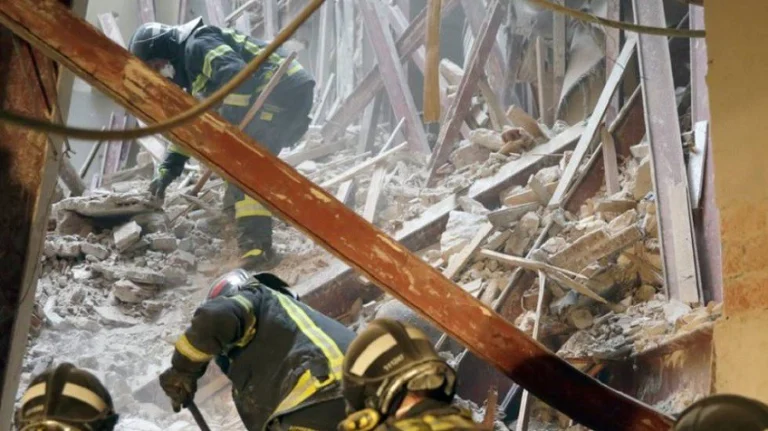 Los Bomberos buscan con microcámaras en dos zonas a los dos obreros sepultados en un edificio en Madrid.