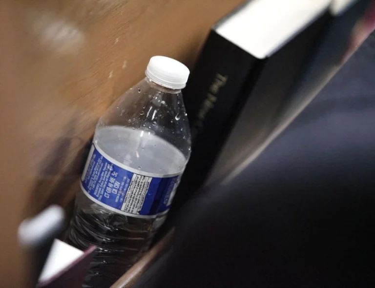 La Policía advierte del grave riesgo de olvidar una botella de agua en el coche.