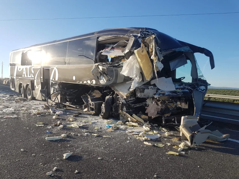 Una pelea entre el conductor de un autobús y una pasajera provoca un accidente con 15 víctimas en China.