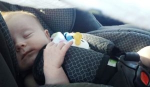 Los peligros de dejar a los niños solos dentro del coche.
