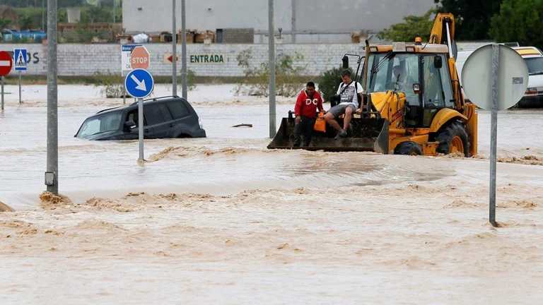 ¿ESTÁN OBLIGADOS A IR A TRABAJAR LOS CIUDADANOS DE LAS ZONAS AFECTADAS POR LA LLUVIA?
