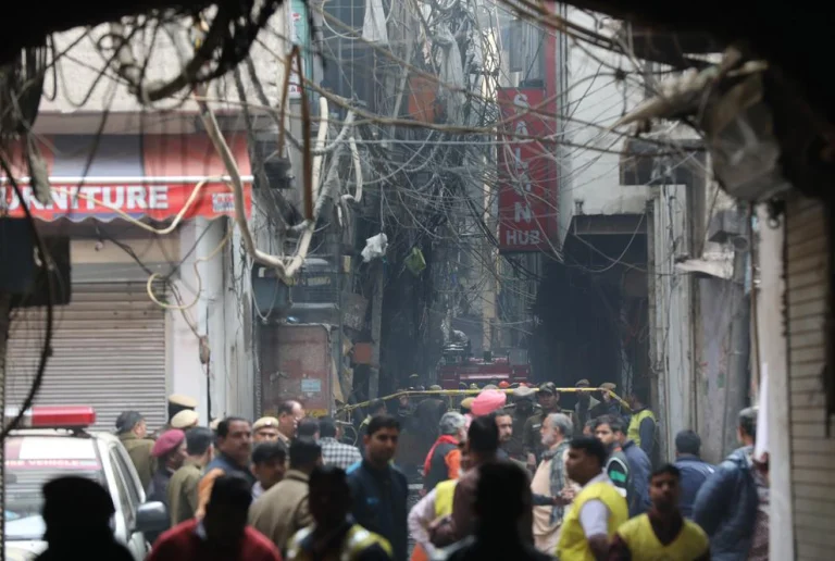 Al menos 43 muertos en el incendio de una fábrica en Nueva Delhi