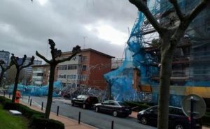 Andamio caído en Cruces