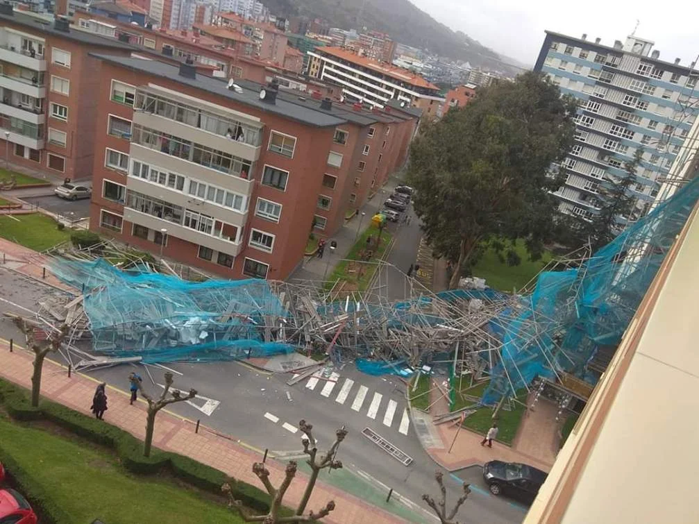 Cae andamio por fuerte viento en Barakaldo