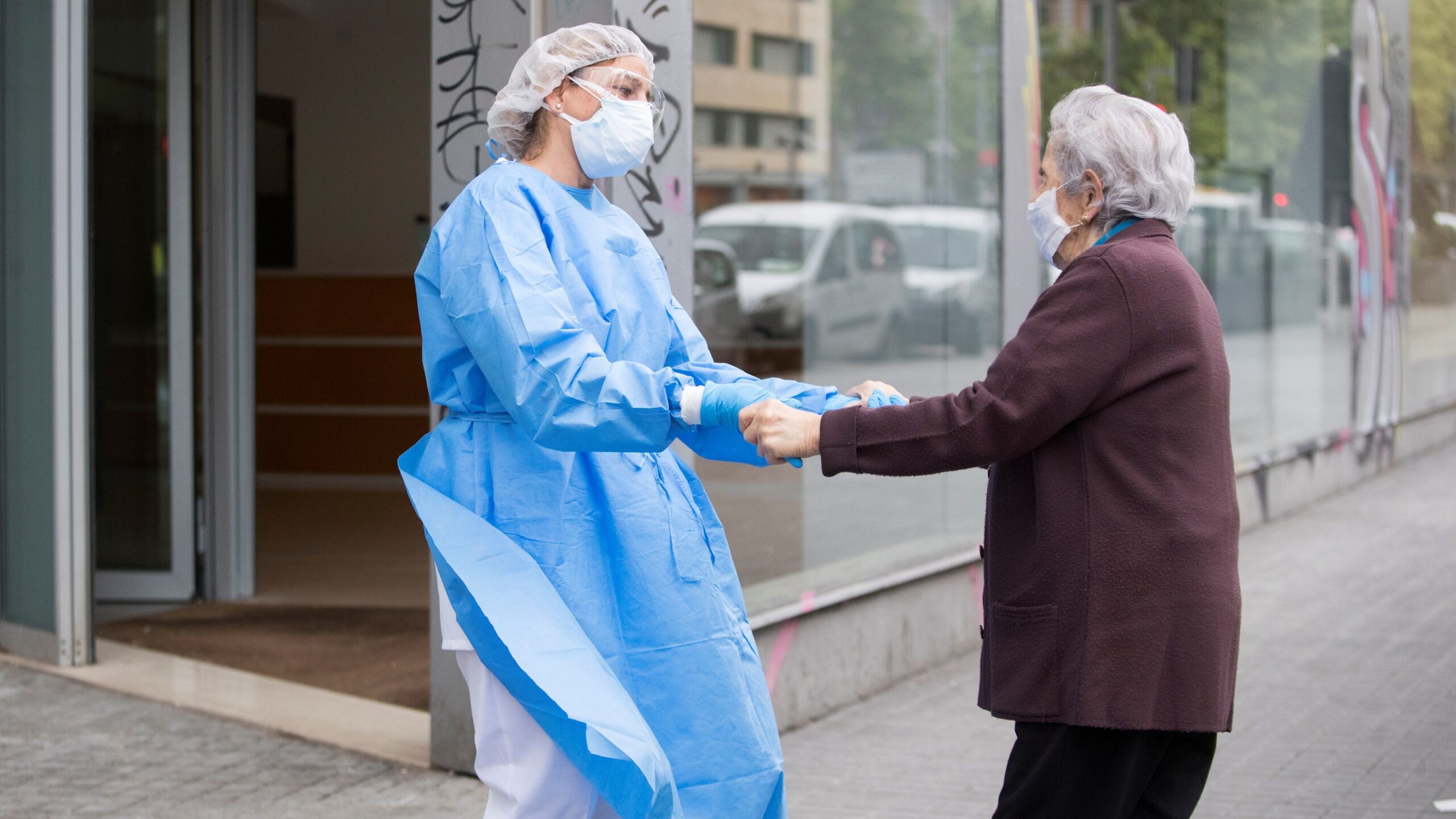 anciano pasea durante pandemia covid