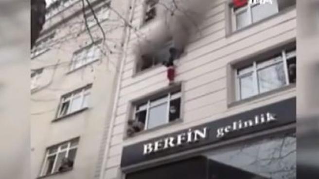 Por un incendio arroja a sus 4 hijos por la ventana para salvarlos.