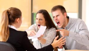 trabajador de cara al publico